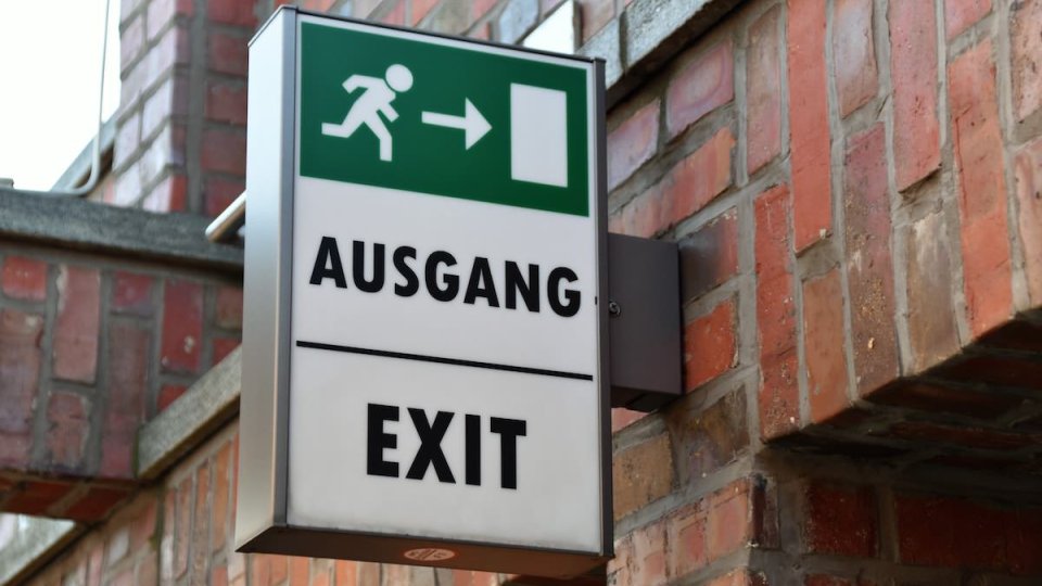 Notausgang Hinweis an Backsteinwand befestigt